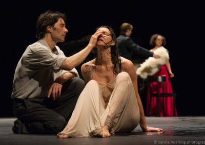 Vollmond. Ch: Pina Bausch. Rainer Behr, Héléna Pikon. Tanztheater Wuppertal 2015