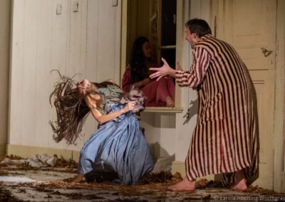 Blaubart - Bluebeard. Ch: Pina Bausch. Sara Valenti, Michael Carter. Tanztheater Wuppertal 2020