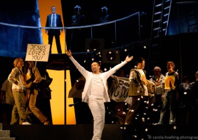 Jesus Christ Superstar. Theater Ulm 2008. Auf dem Foto: Henrik Wager und Chor.