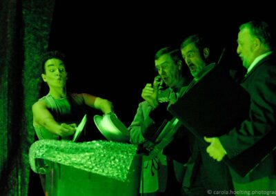 Die Liebe zu den drei Orangen. D: Igor Folwill. Auf dem Foto: Gerd Jaburek, Herrenchor. Theater Ulm 2006